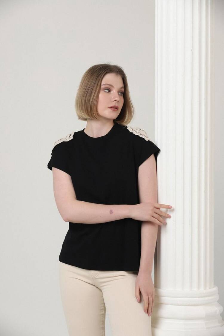 Shoulder Lace T-shirt